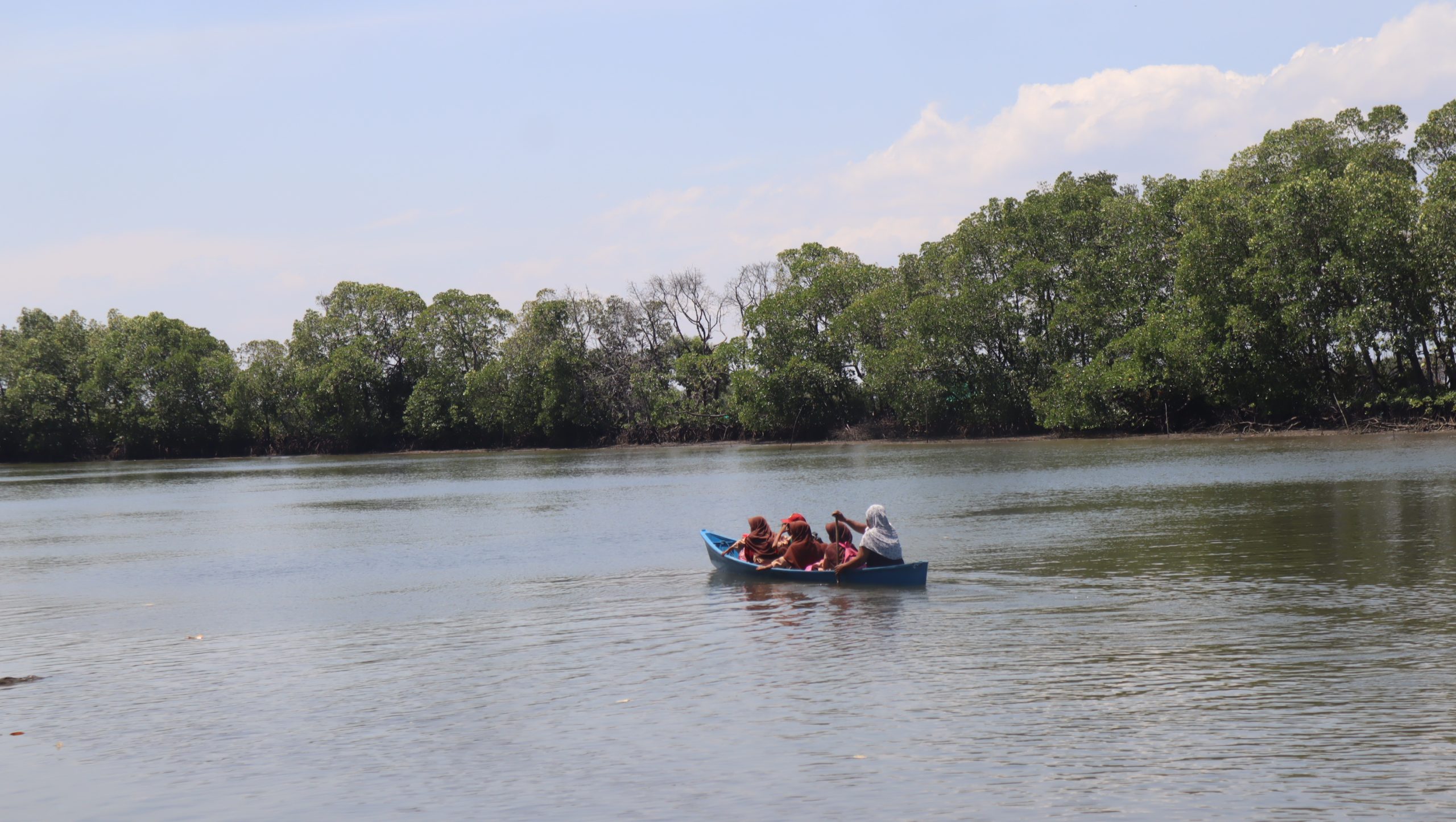 Dengan Perahu Kecil, Anak-anak Buttue Membawa Harapan Besar: Pelita Pangkep Gelar Kegiatan Literasi di Kampung Pesisir